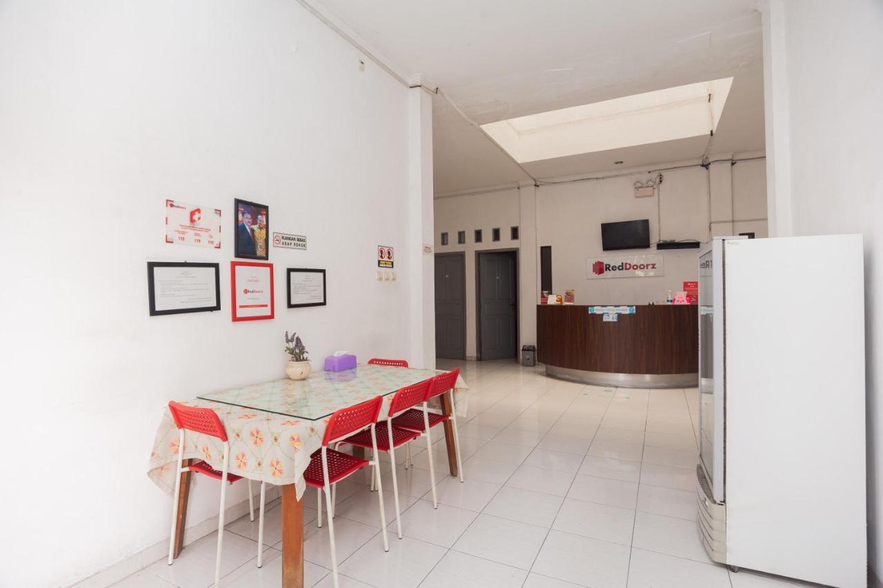 Hotel Reddoorz Syariah Near Grand Galaxy Park Ceger Exterior foto
