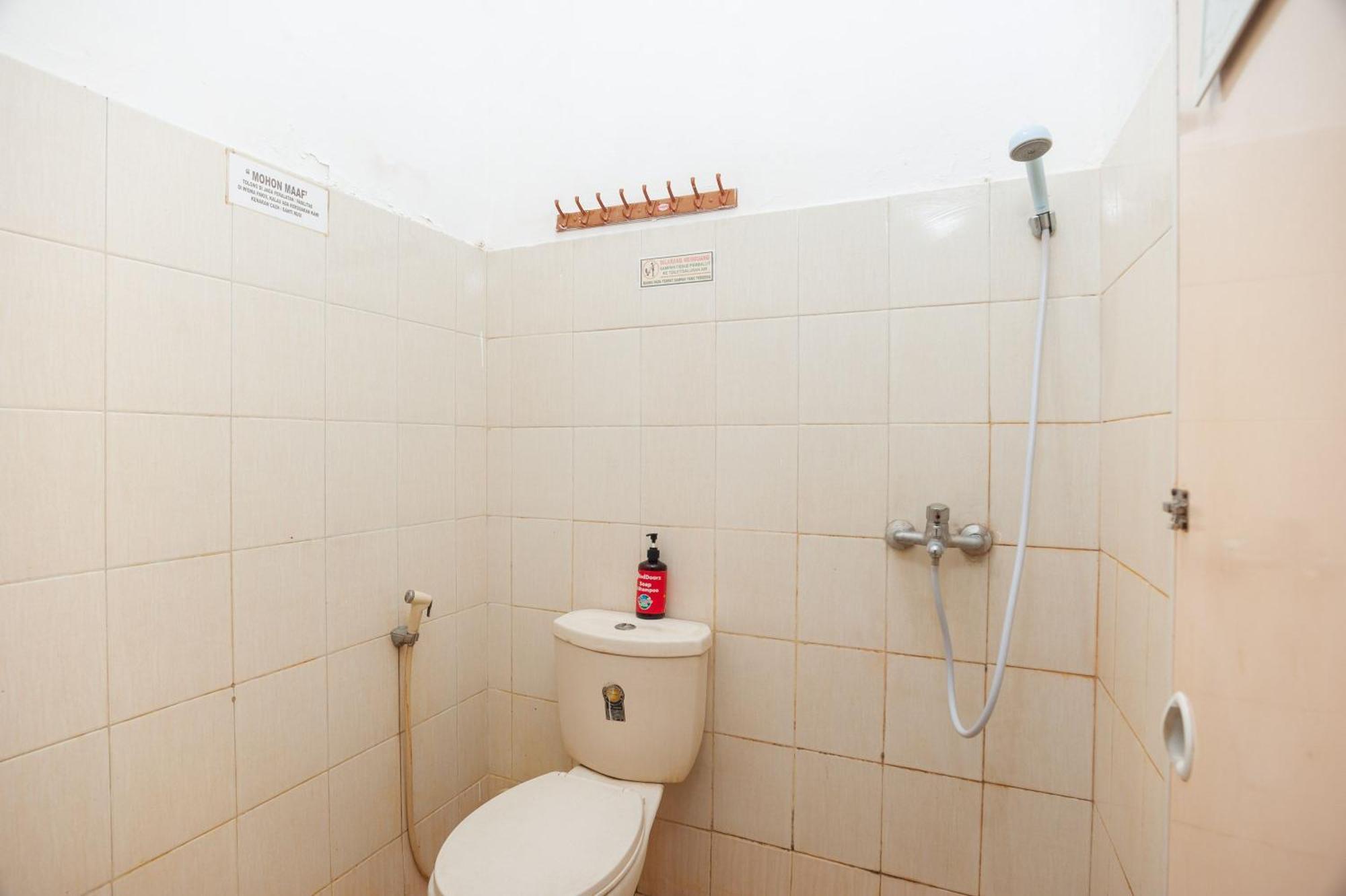 Hotel Reddoorz Syariah Near Grand Galaxy Park Ceger Habitación foto