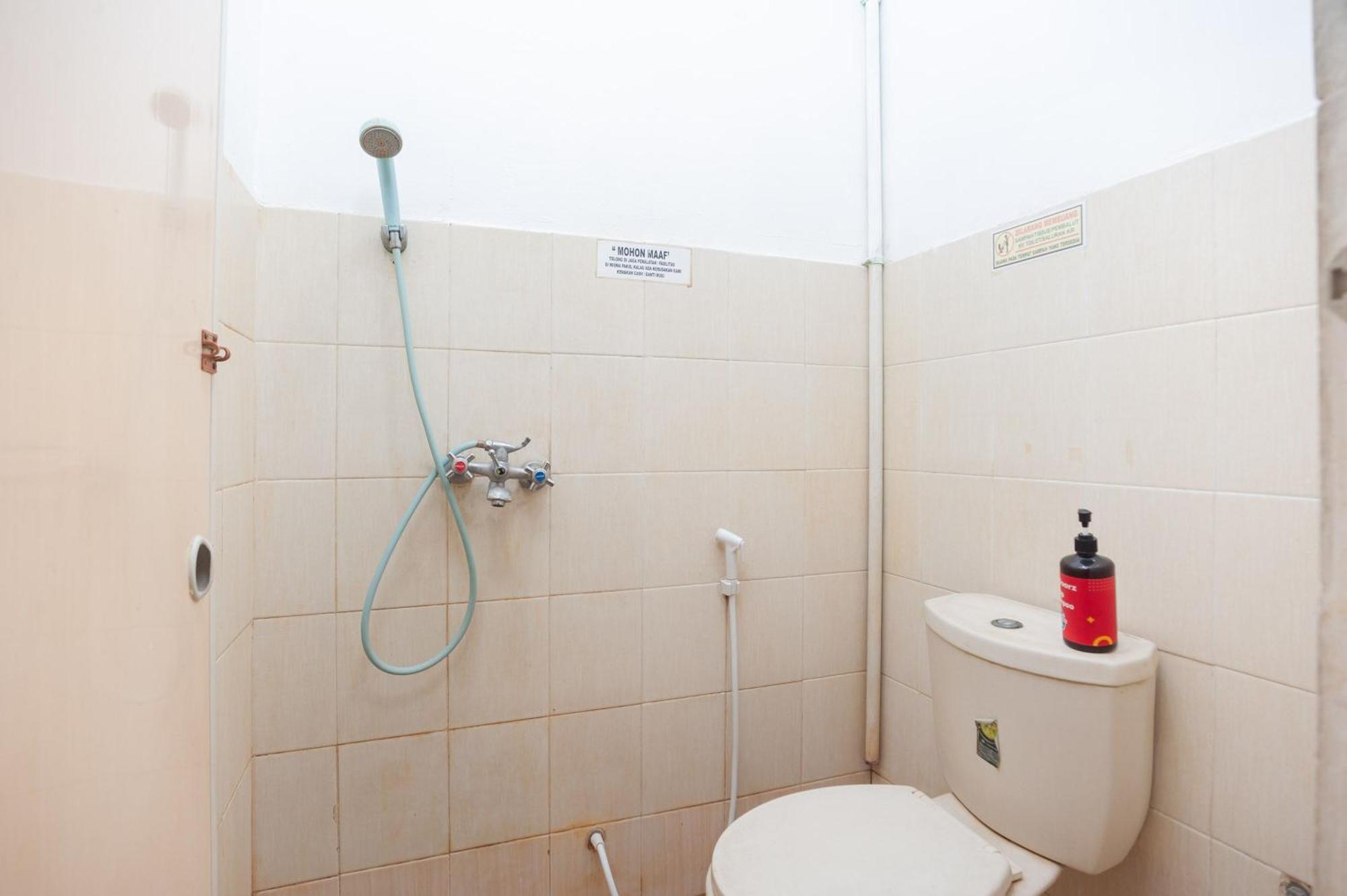 Hotel Reddoorz Syariah Near Grand Galaxy Park Ceger Habitación foto